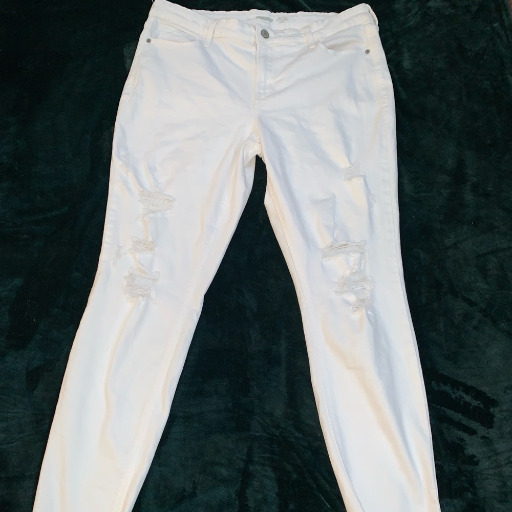 Cute white Old Navy ripped jeans!